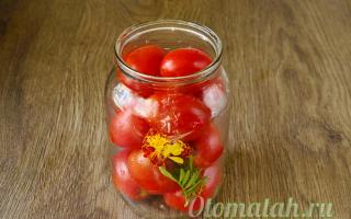 Kuidas marineerida tomateid saialilledega